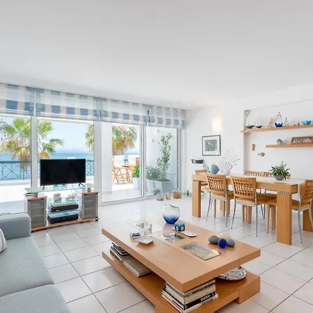 Beachfront Modern * Erétria